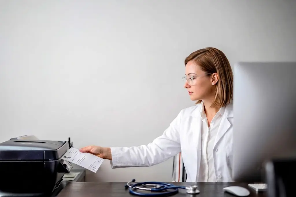 Médecin générant une ordonnance électronique sur ordinateur
